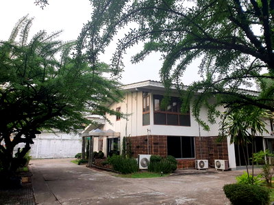 Houses for rent DONKI Mall Thonglor   : LTH6199 – Single House FOR RENT in Sukhumvit 71 15 rooms 6 baths size 750 Sq.M. nearby BTS Phra Khanong Station ONLY 360k/Month