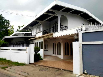 เช่าบ้านเดี่ยว ถนนเพชรบุรี กรุงเทพฯ : LTHC6379 – Detached House FOR RENT 5 beds 4 baths Size 500 Sq.M. BTS Phra Khanong station ONLY 120k/month
