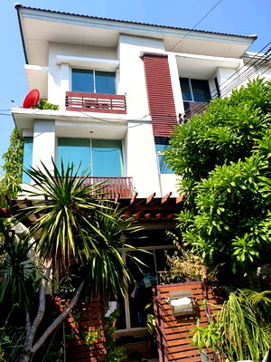 Townhouses for sale ถนนสามเสน : LTHC6350 – Townhouse in Yannawa FOR SALE 4 beds 3 baths 25.8 sq.wah. Near BTS Chong Nonsi ONLY 11,500,000 THB