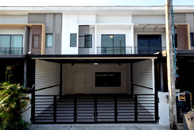 ขายทาวน์โฮม : ทาวน์โฮมรูปแบบใหม่ใกล้สนามบินสุวรรณภูมิ สไตล์ Modern ที่ออกแบบภายใต้แนวคิด Modish Real Living ให้ทุกแนวคิดเชื่อมต่อการใช้ชีวิตมีสไตล์