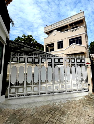 Houses for rent DONKI Mall Thonglor   : LTH6613 – House FOR RENT in Nana 5 beds 5 baths 450 sq.M.Near BTS Nana station ONLY 95k/month