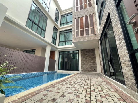LTHC7114 – House with Private Swimming in Compound in Phrom Phong FOR RENT 4 beds 5 baths Size 714 Sq.M. Near BTS Phrom Phong Station ONLY 200k/month
