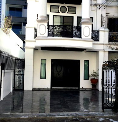 Townhouses for rent J Avenue Thonglor : LTHC7144 – Townhouse in Asoke FOR RENT 3 beds 4 baths Size 31.2 Sq.Wah. Near BTS Asoke Station ONLY 90k/month