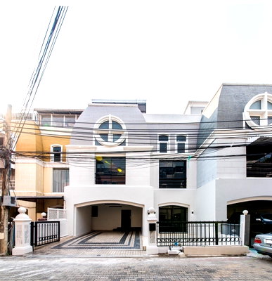Townhouses for sale Tesco Lotus Extra Rama 4 : LTH6941 – Townhouse in Ekkamai FOR SALE 7 beds 5 baths Size 430 Sq.M. Near BTS Ekkamai Station ONLY 24.5 MB