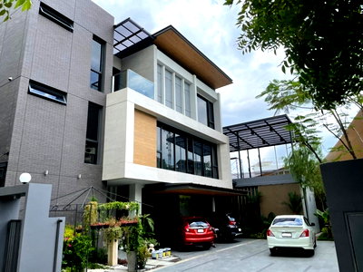 Houses for rent บางลำภู(บางลำภู) : LTHC7145 – House with Private Swimming Pool in Rama 3 FOR RENT 4 beds 7 baths Size 550 Sq.M. Near BTS Chong Nonsi Station ONLY 550k/month