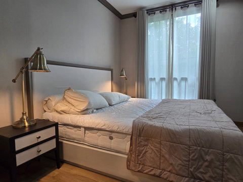 The Reserve Kasemsan 3【𝐒𝐄𝐋𝐋 & 𝐑𝐄𝐍𝐓】🔥Classic condo with Old Money style decor, spacious rooms, and full built-in !🔥 Contact Line ID: @hacondo