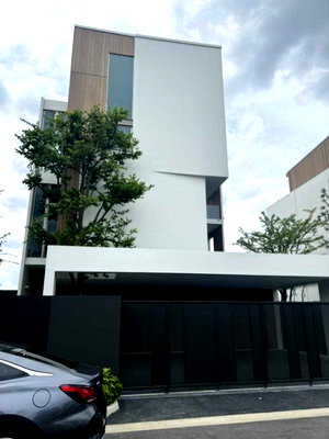 Houses for sale Mahamakut Buddhist University : LTHC7091 – House FOR SALE in Rama 9 3 beds 4 baths 324 sq.M. Near ARL Huamark station ONLY 38.5 MB