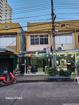 อาคารพาณิชย์ 2 ชั้น ห้องมุม 12 วา 1 ห้องนอน 1 ห้องน้ำ ติดถนน 4 เลนย่านชุมชน ถนนประชาราษฎร์ ตำบลตลาดขวัญ อำเภอเมืองนนทบุรี จังหวัดนนทบุรี