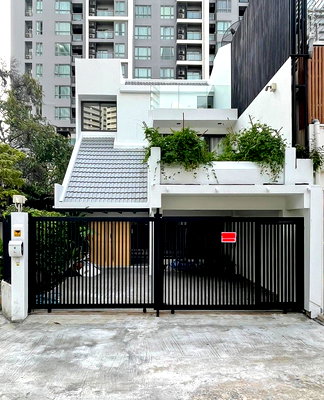 Townhouses for rent J Avenue Thonglor : LTH4543 – Newly Renovated Townhouse FOR RENT Thonglor 4 beds 3 baths size 220 Sq.M. Near BTS Thonglor station ONLY90k/Month