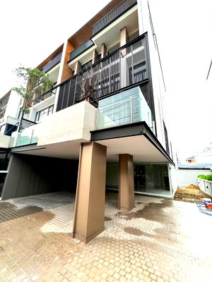 เช่าบ้านเดี่ยว เซ็นทรัล พลาซ่า บางนา : LTHC7232 – Luxury Home Office in Rama9 FOR RENT 2 beds 6 baths Size 560 Sq.M. Near BTS Bearing Station ONLY 160k/month