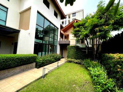 Houses for sale Watthana : LTHC7209 – Single House FOR SALE in Ekkamai 5 beds 4 baths Size 650 Sq.M.Near BTS Ekkamai station ONLY 110 MB