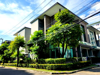 ขายบ้านเดี่ยว : Modern Luxury Home 3 ชั้น เชื่อมต่อเส้นเลียบทางด่วนได้ทันที พร้อมเดินทางไปเอกมัย-ทองหล่อ 🚘