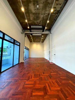 Home office for rent : 🎨✨ Creative Space for Rent – 70 sq.m. (5.2 m wide x 12 m long) Only 3 minutes walk from BTS Krung Thon Buri