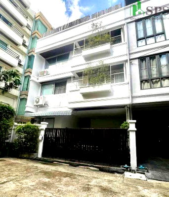 Townhouses for rent Watthana : Townhouse for rent, 1.4 km from BTS Phra Khanong (SPSJP239)