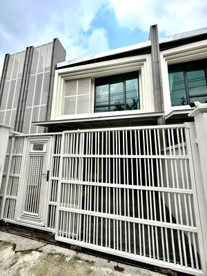 Townhouses for rent J Avenue Thonglor : Luxury Townhome for Rent at Klang Ni Was Sukhumvit 49 Prime Central Sukhumvit Location Spacious and Fully Functional (Pet friendly)