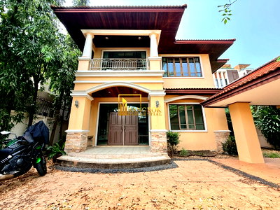 เช่าบ้านเดี่ยว ถนนเพชรบุรี กรุงเทพฯ : Spacious 4 Bedroom House For Rent in Popular Ekkamai Area - BR27871SH