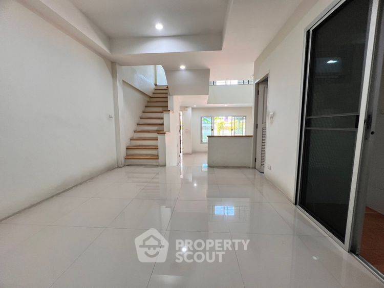 picture Pet-Friendly 3-BR Townhouse 170 Sqm, Auburn Thara (Bangplee-Suksawat) (ID 2760819) - 4/11