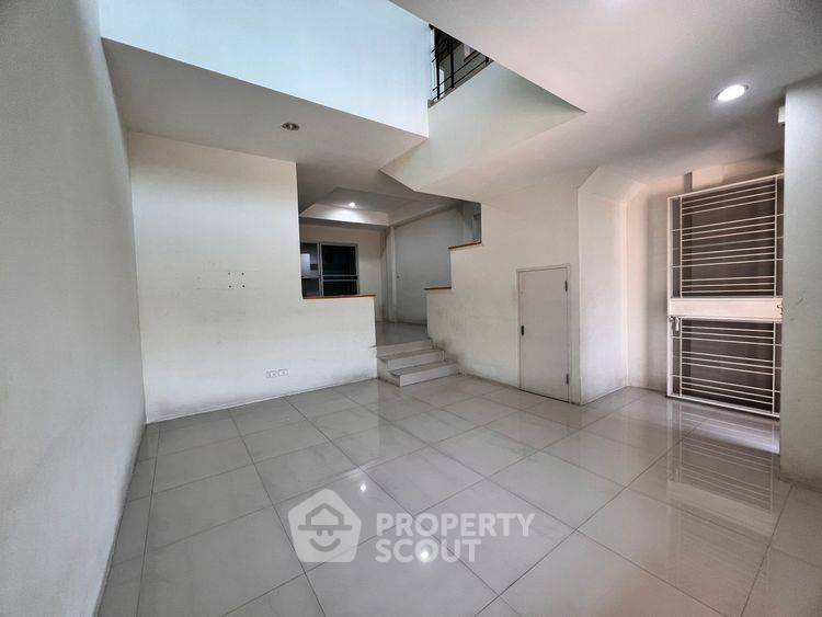picture Pet-Friendly 3-BR Townhouse 170 Sqm, Auburn Thara (Bangplee-Suksawat) (ID 2760819) - 2/11