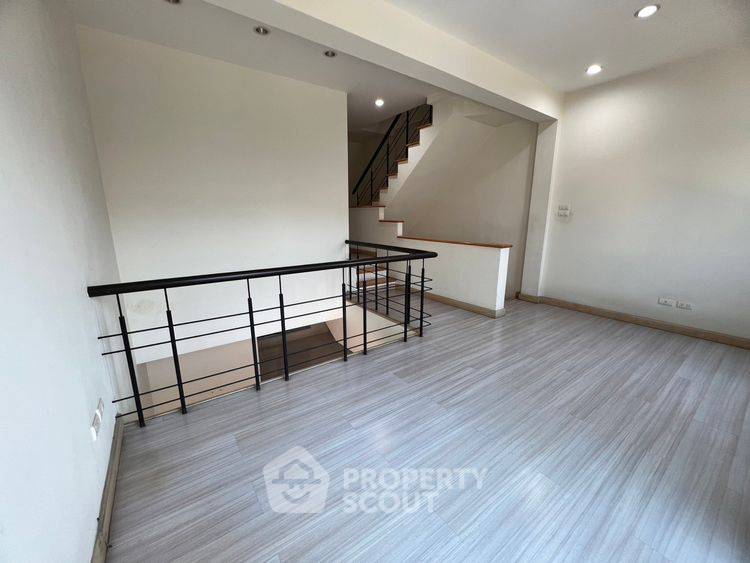 picture Pet-Friendly 3-BR Townhouse 170 Sqm, Auburn Thara (Bangplee-Suksawat) (ID 2760819) - 7/11