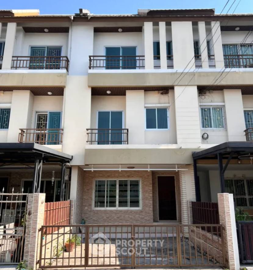picture Pet-Friendly 3-BR Townhouse 170 Sqm, Auburn Thara (Bangplee-Suksawat) (ID 2760819) - 1/11