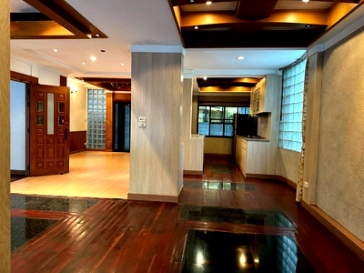 บ้านเดี่ยว ดิ เอ็มควอเทียร์ : LTH12647 Luxury Townhouse for Sale Thonglor | Family Home Best Value | Near BTS Thonglor | 33,000,000 THB 