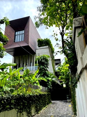 บ้านเดี่ยว ดิ เอ็มควอเทียร์ : LTHC7403 –Modern Pool Villa FOR SALE 5 beds 6 baths Size 850 Sq.M. Near BTS Ekkamai Station ONLY 125 MB