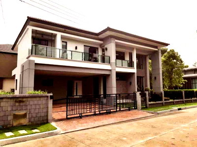 Houses for rent Ramkhamhaeng University : LTH6026 – House FOR RENT in Pattanakarn 6 beds 5 baths size 375 Sq.M. Nearby ARL Huamark station ONLY 300k/Month