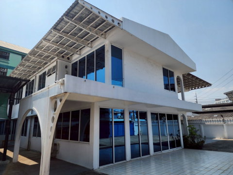 ขายบ้านพร้อมที่ดิน รามอินทรา 42 ใกล้รถไฟฟ้าอินทรา กม.6เพียง 1 นาที เหมาะเป็นhome office