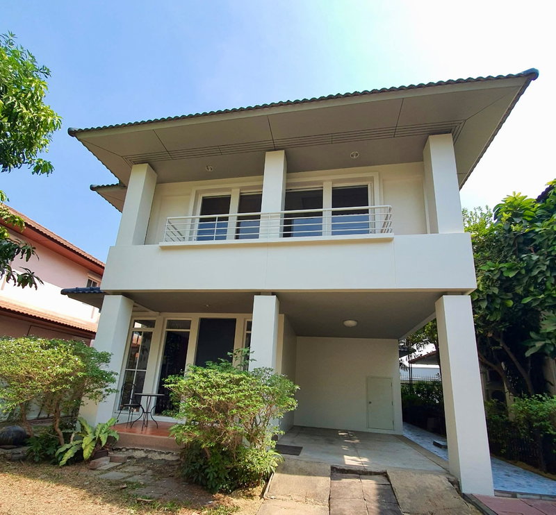 Houses for rent : For Rent: 2-Storey Detached House at Bangkok Villa, Ekkamai–Ramintra Expressway (Pradit Manutham Soi 3 / Lat Phrao 84) Private Urban Living