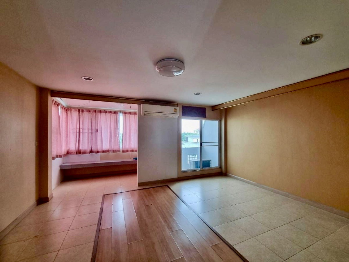 picture Corner 4-Storey Townhome for Sale Sukhumvit 71 (Pridi Banomyong) Soi Phatthanawet | Spacious Layout | Prime Central Location. Suitable for investment. - 42/45