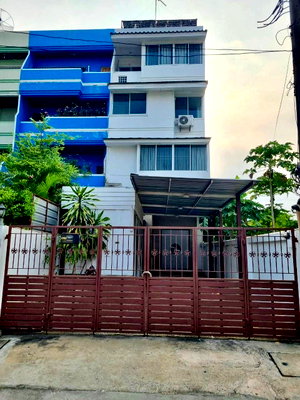 Townhouses for sale St. Andrews International School Bangkok : Corner 4-Storey Townhome for Sale Sukhumvit 71 (Pridi Banomyong) Soi Phatthanawet | Spacious Layout | Prime Central Location. Suitable for investment.