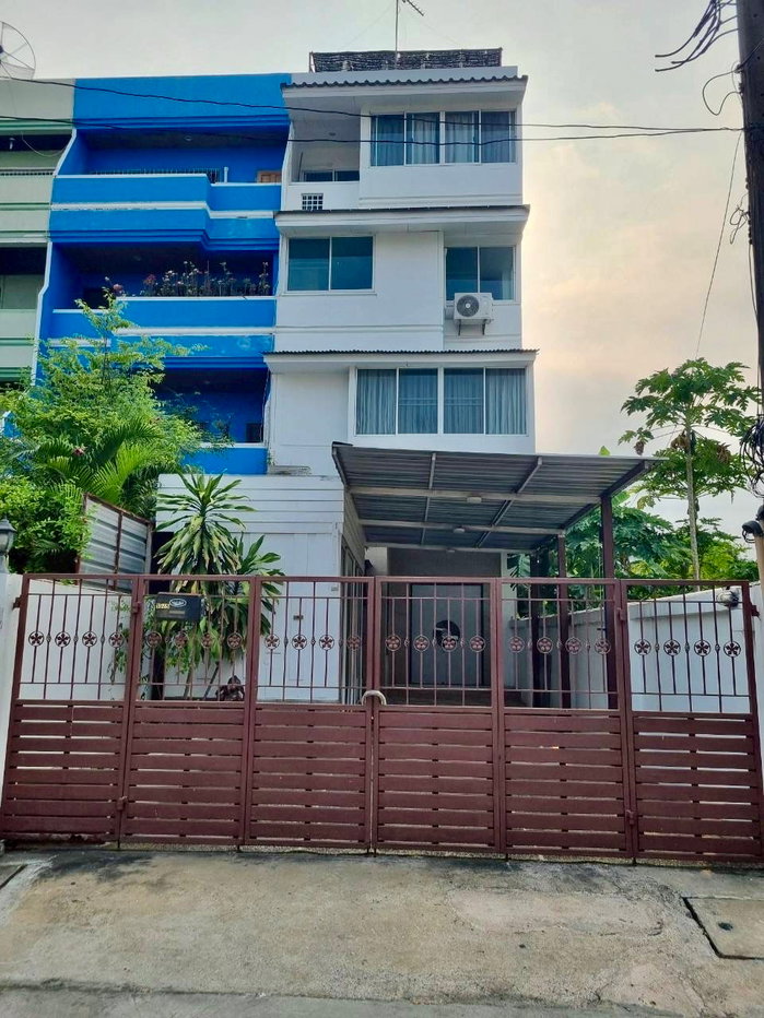 picture Corner 4-Storey Townhome for Sale Sukhumvit 71 (Pridi Banomyong) Soi Phatthanawet | Spacious Layout | Prime Central Location. Suitable for investment. - 1/45
