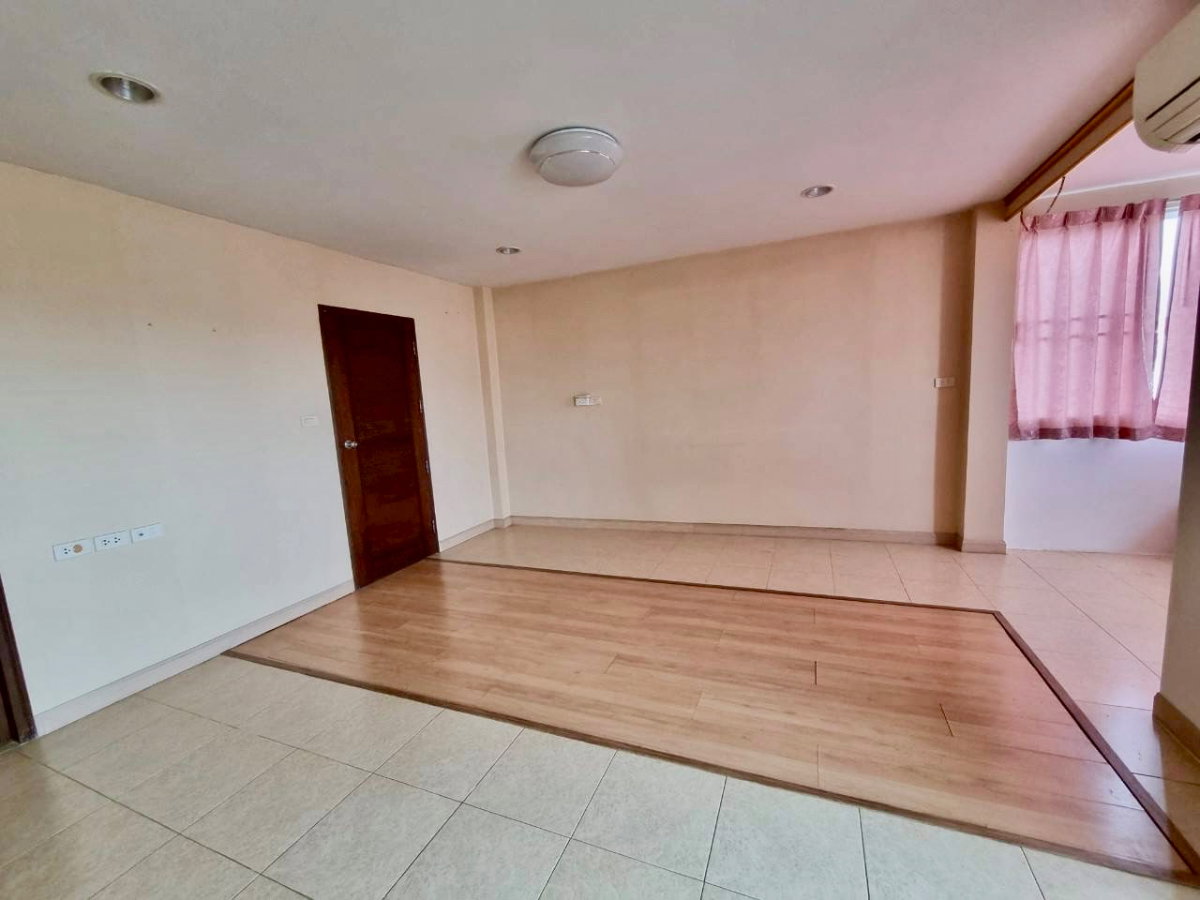 picture Corner 4-Storey Townhome for Sale Sukhumvit 71 (Pridi Banomyong) Soi Phatthanawet | Spacious Layout | Prime Central Location. Suitable for investment. - 40/45