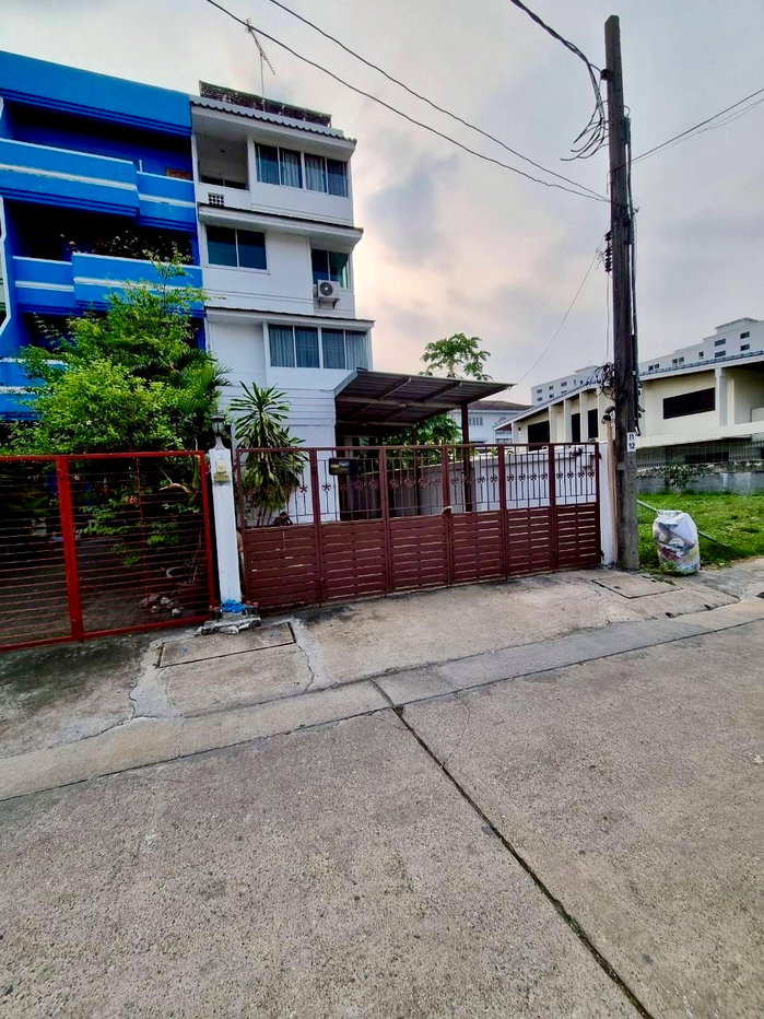 picture Corner 4-Storey Townhome for Sale Sukhumvit 71 (Pridi Banomyong) Soi Phatthanawet | Spacious Layout | Prime Central Location. Suitable for investment. - 2/45