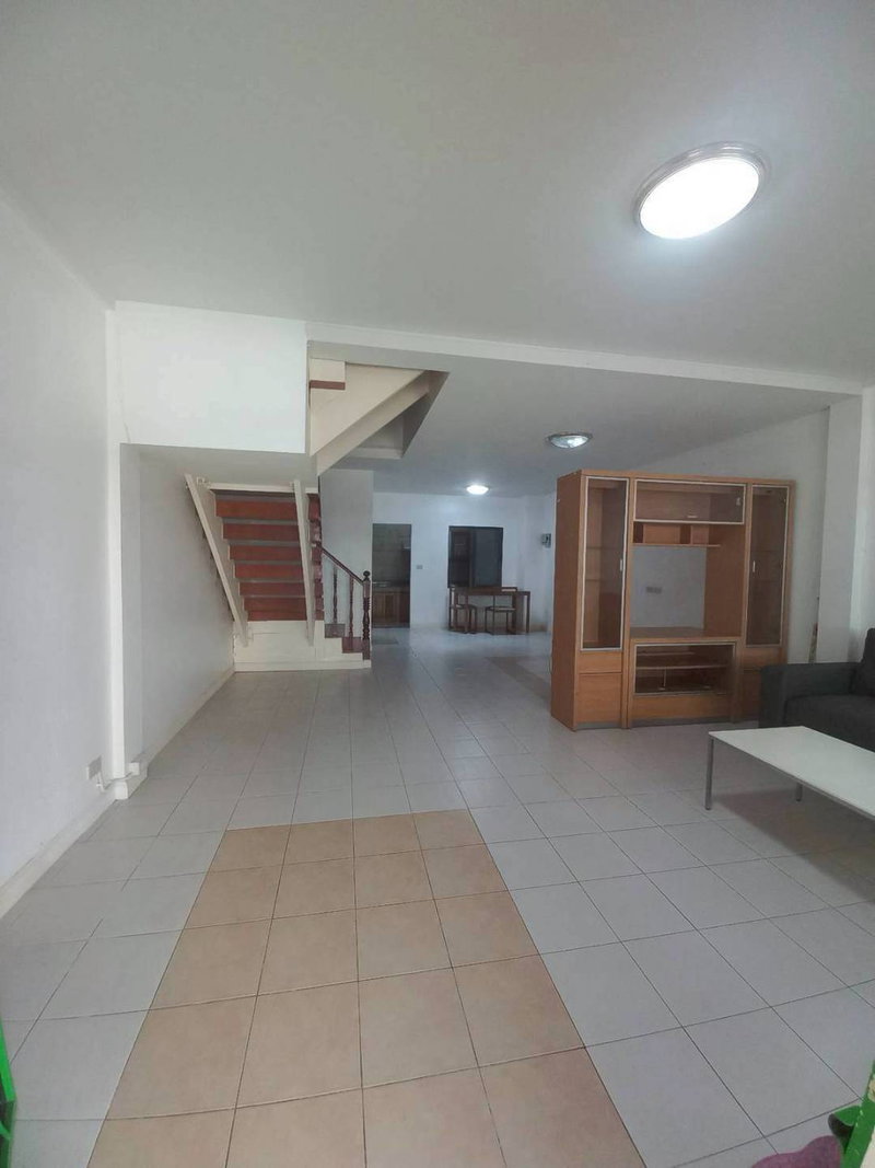 Home office for rent : Baan Klang Muang Soi Rama 9 43near The Nine shopping mall. Suitable for company registration.
