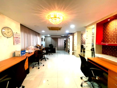 Office for rent : For rent: office space, 3rd floor, Suanmali Center,  Large shophouse suitable for office space, company headquarters, clinic, or training center