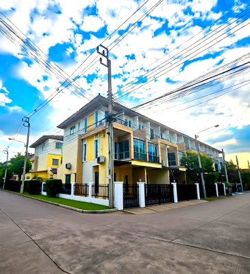 Townhouses for sale Big C Foodplace Sukhaphiban 5 : 🌿 **VS0018 🏡 Vista Park Chaengwattana. For sale: 4.29 million baht. 🚆 Near MRT Samakkee.**