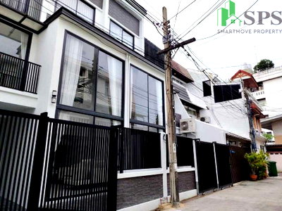 Townhouses for rent Watthana : 3-Story Townhouse in Sukhumvit Ekkamai 22 pet friendly ( SPSEVE1799 )