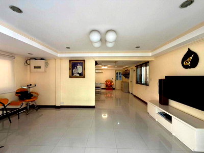บ้านเดี่ยว ถนนสุขุมวิท : pacious House for Sale Phra Khanong | Family Home Best Value | Near BTS Phra Khanong | 19,500,000 THB- LTHC14794