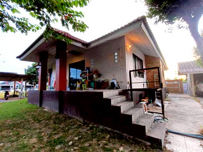 Houses for sale Ban Khai Rayong : House for sale with a beautiful garden  362 sq.wah,  on a secondary road, near a PTT gas station in Nong Taphan, Ban Khai, Rayong.