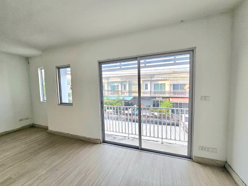Townhouses for sale : Urgent sale! 3-bedroom, 2-bathroom townhome, The Connect 15, near Airport Link Ban Thap Chang.