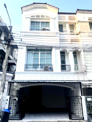 โฮมออฟฟิศให้เช่า : 🏠💫 ปล่อยเช่าทาวน์โฮม 3 ชั้น รีโนเวทใหม่ ครัวจัดเต็ม ทำเลเลียบด่วน–เอกมัย 💫🏠