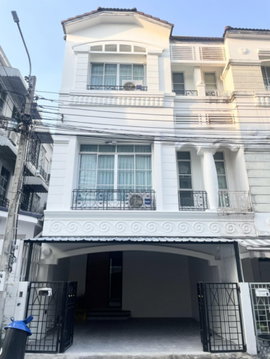 🏠💫 Townhome for Rent 3 Storey Fully Renovated with Spacious Kitchen Prime Location Ekkamai Expressway 💫🏠