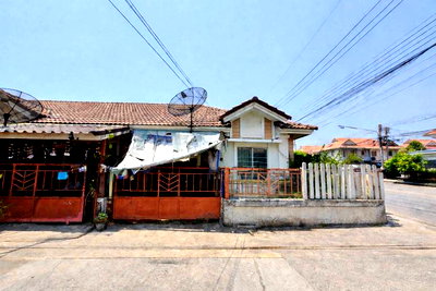 Townhouses for sale : Single-story townhouse for sale, priced under one million baht, Pruksa Panalee 36 Village, Chachoengsao.