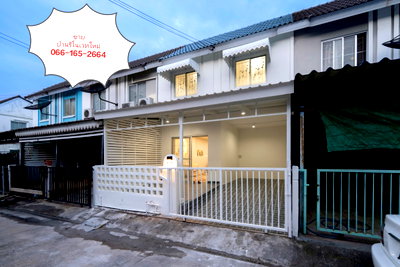 Townhouses for sale Samut Prakarn : Newly renovated townhouse for sale, Pruksa 74/1 Srinakarin - Theparak. ready to move, 15 minutes from Kanchanaphisek Expressway, close to 2 BTS lines.
