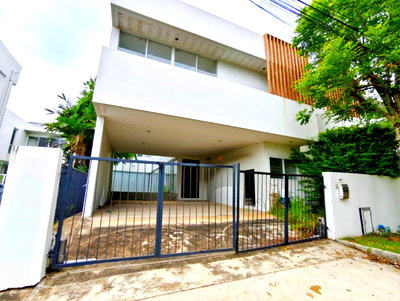 Houses for sale : For Sale: Courtyard Villa Rama 9 - Outer Ring Road. Corner unit, no houses directly opposite, 79 sq.wah. Excellent location,Near Suvarnabhumi Airport,