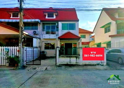 Townhouses for sale Samut Prakarn : Townhouse for sale in Denchai Village, Soi Mangkon-Praksa. Corner unit with large plot, 31.5 sq.wa., 4 bedrooms, good condition. Near Denchai market, 