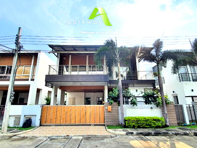 ขายบ้านเดี่ยว : ขาย บ้านเดี่ยว หน้าสวน Parkway Aliv รามคำแหง (ปาร์คเวย์ชาเล่ต์ เฟสใหม่) ติดรถไฟฟ้า 3 ห้องนอน 3 ห้องน้ำ