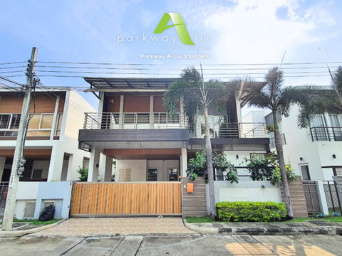 Single house for sale, Parkway Aliv Ramkhamhaeng (Parkway Chalet New Phase), near the BTS Skytrain. 3 bedrooms, 3 bathrooms.