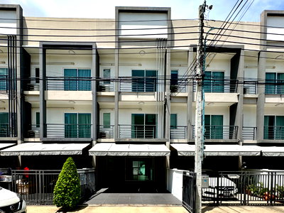 เช่าบ้านแฝด ม.เกษมบัณฑิต พัฒนาการ : P0643/ให้เช่าทาวน์โฮม Baan Klangmuang Sukhumvit 77 ทำเลสุขุมวิท เข้าอยู่ได้ทันที